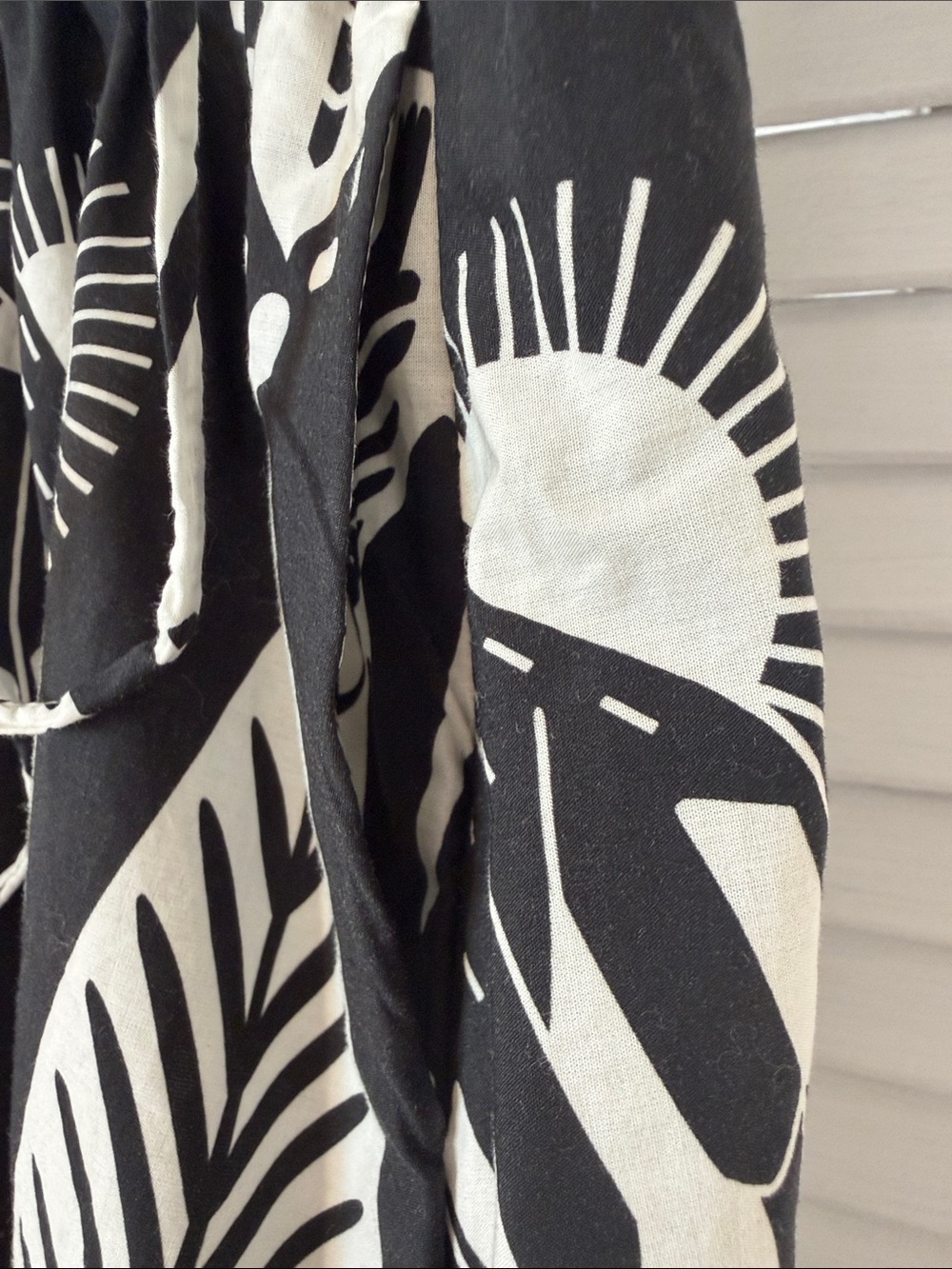 FARM Rio Black & White Tropical Print V-Neck Midi Dress - Picture 6 of 12